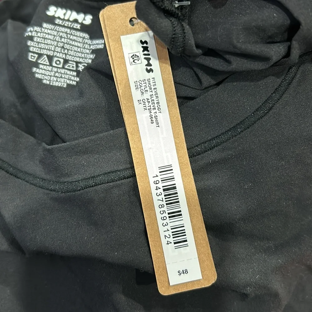 SKIMS NWT ONYX BLACK Fits Everyone T-Shirt SZ 2X - Picture 6 of 6